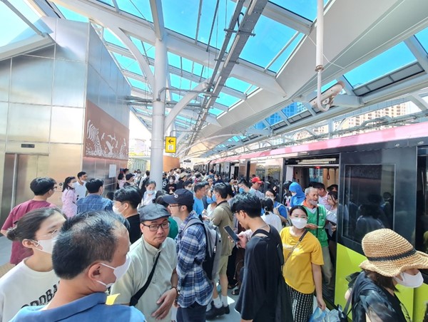 Hàng chục nghìn hành khách đi tàu điện Nhổn – Ga Hà Nội mỗi ngày