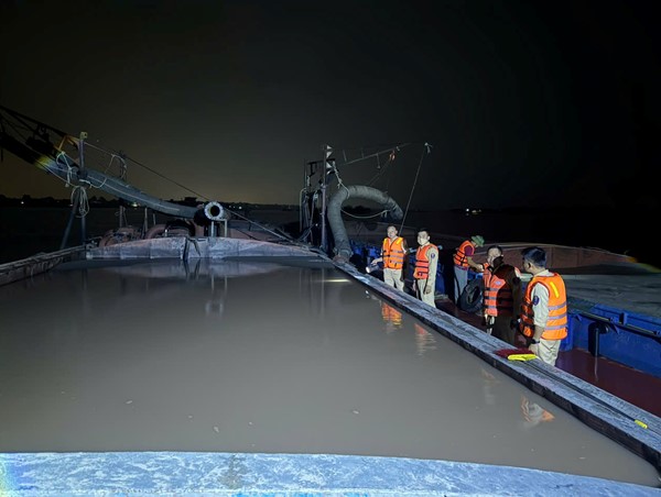 Bắt “cát tặc” lúc rạng sáng trên sông Hồng