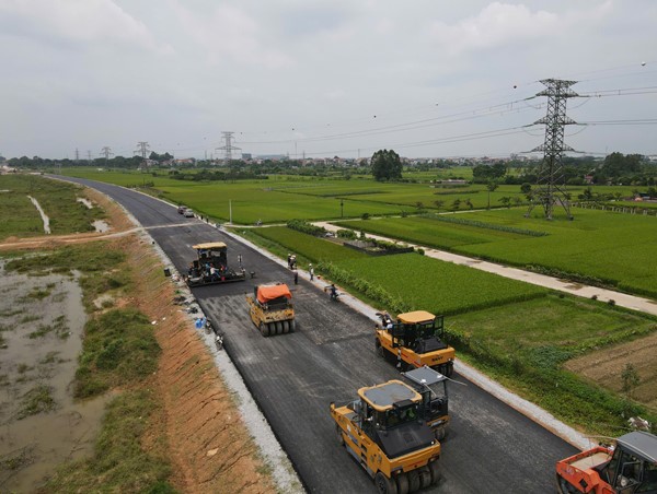 Bắt đầu thảm nhựa đường song hành Vành đai 4