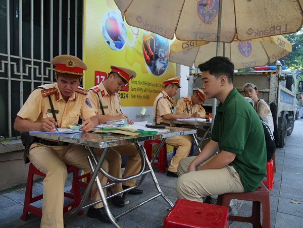 Đi xe máy thiếu một số bộ phận sẽ bị tăng mức xử phạt