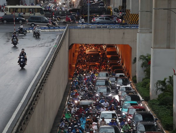 Hà Nội mưa lớn, giao thông “tê liệt“