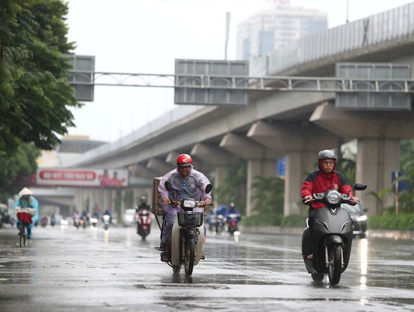 Gió giật mạnh kèm mưa lớn, đường phố Hà Nội vắng vẻ chờ bão đi qua