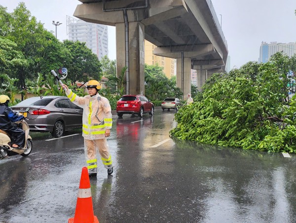 Cảnh sát giao thông Hà Nội chủ động ứng phó với cơn bão số 3