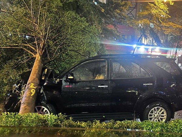 Cảnh sát giao thông Hà Nội giải cứu người đàn ông bị cây đổ đè lên ô tô