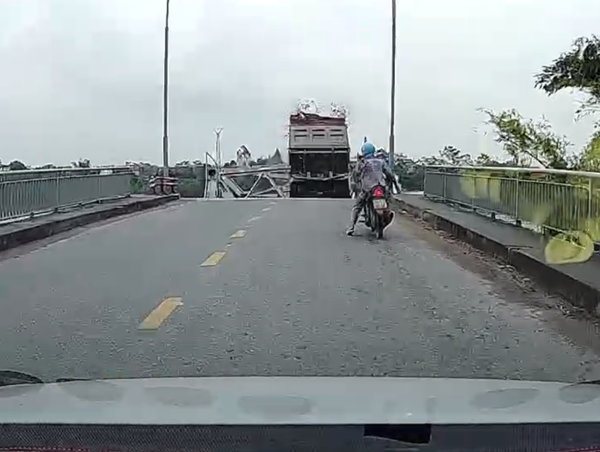 Clip ghi lại cận cảnh vụ sập cầu Phong Châu