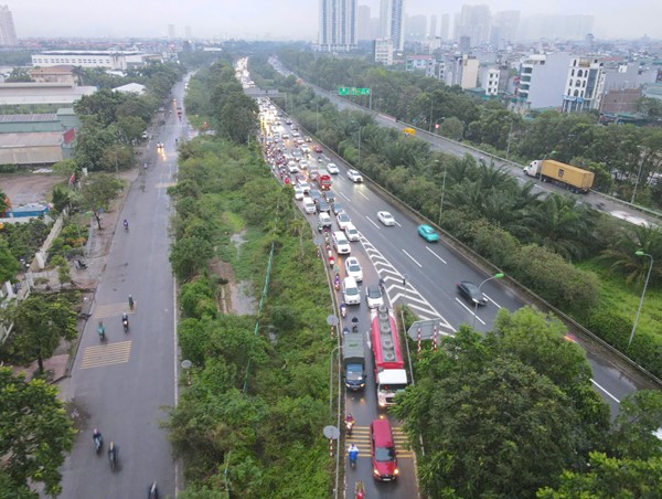 Ngập đường gom Đại lộ Thăng Long: xe máy, ô tô đi chung cao tốc