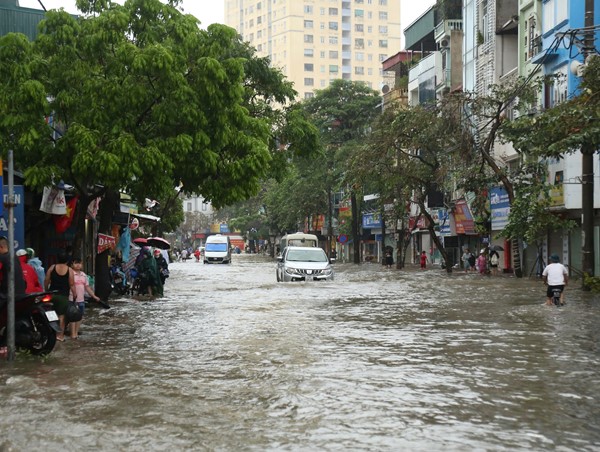 Hà Đông: nhiều tuyến đường ngập sâu, giao thông tê liệt