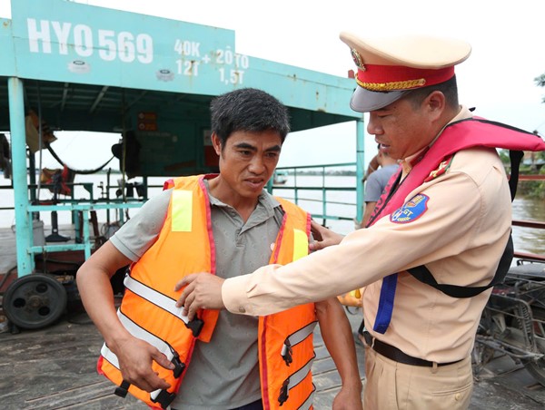 Hà Nội: tàu thuyền được lưu thông trở lại qua sông Hồng