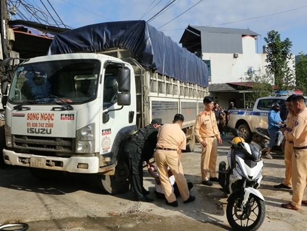 Tài xế xe tải vi phạm nồng độ cồn kịch khung tăng ga bỏ chạy khi gặp cảnh sát