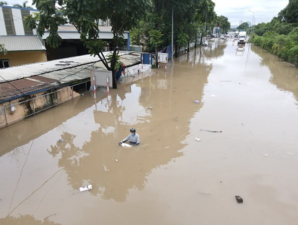 Hà Nội: Phương tiện lưu thông trở lại trên nhiều tuyến đường sau ngập