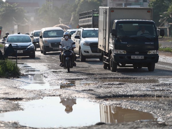 Quốc lộ 6 đoạn qua huyện Chương Mỹ chằng chịt ổ gà, người dân đi lại khó khăn