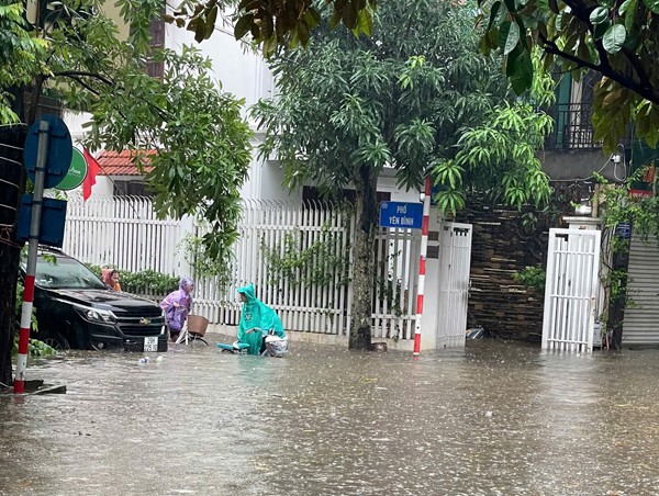 Nhiều hộ dân ở Hà Đông thường xuyên bị cô lập sau mỗi trận mưa lớn