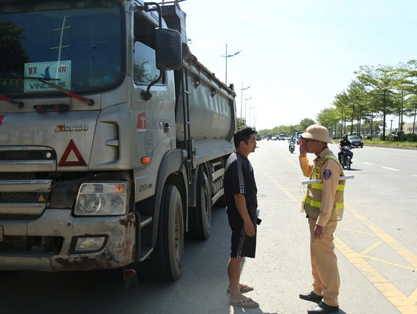 Tuần tra lưu động xử phạt xe quá khổ, quá tải