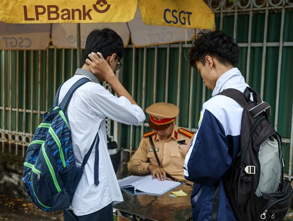 Cảnh sát giao thông Hà Nội xử lý gần 1.000 học sinh vi phạm luật giao thông