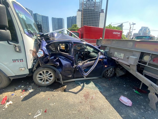 6 ô tô “dồn toa” trên cầu Thăng Long