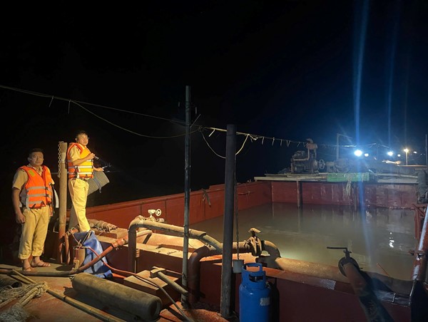 Bắt giữ 5 tàu khai thác cát trộm