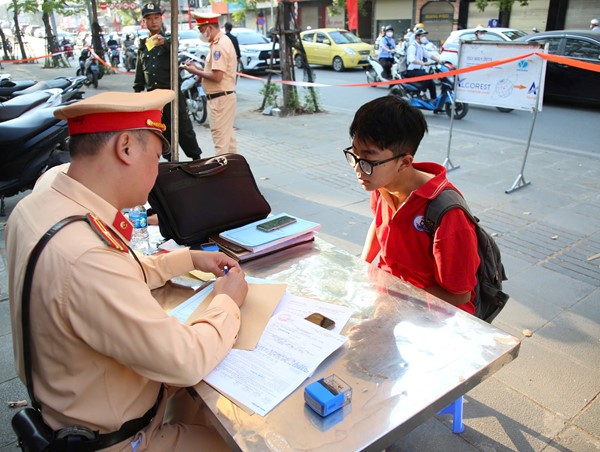 Bền bỉ duy trì xử phạt học sinh vi phạm luật giao thông