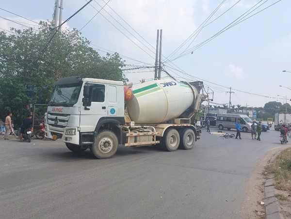Xe chở bê tông đâm tử vong 1 học sinh