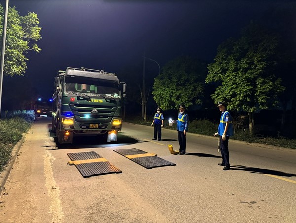 Đội Thanh tra Cơ động tuần tra, xử phạt nhiều xe quá tải trong đêm