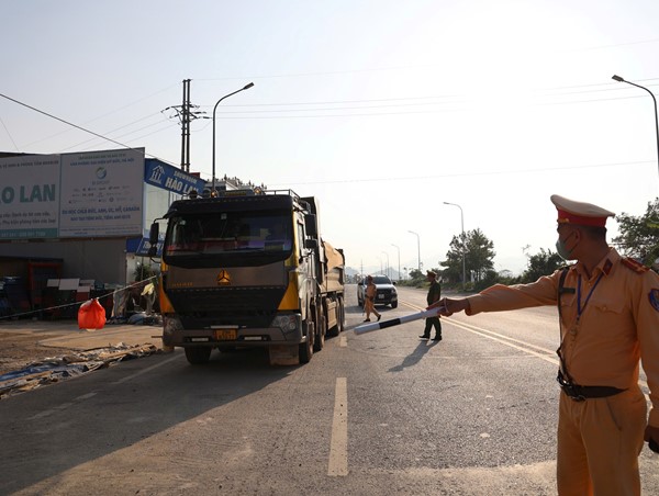 Huyện Mỹ Đức xử lý nhiều xe quá tải chở vật liệu xây dựng