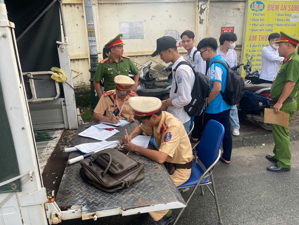 Tăng cường tuyên truyền, xử lý vi phạm giao thông với học sinh tại huyện ngoại thành