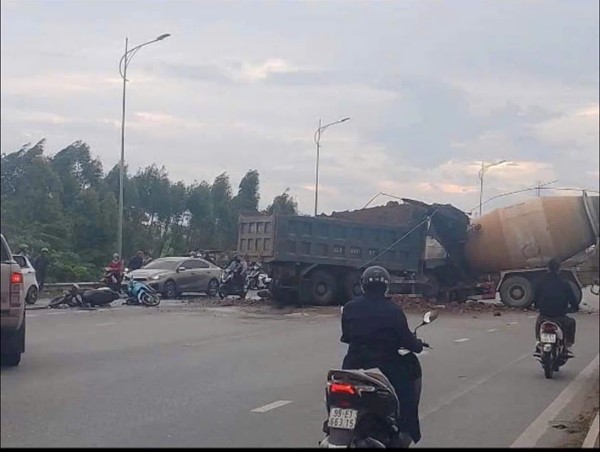 Tai nạn liên hoàn tại Bắc Ninh: giải cứu tài xế mắc kẹt trong cabin