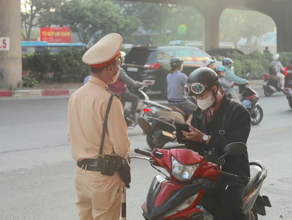Phạt nhiều người dân đi ngược chiều trên đường Nguyễn Xiển