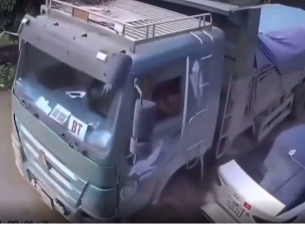 Xe tải Bảo Toàn phóng nhanh lao thẳng vào ô tô con