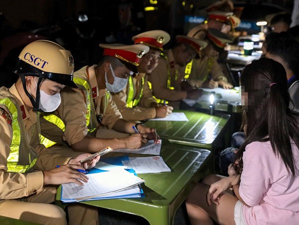 CSGT tuần tra lưu động, xử phạt gần 30 quái xế