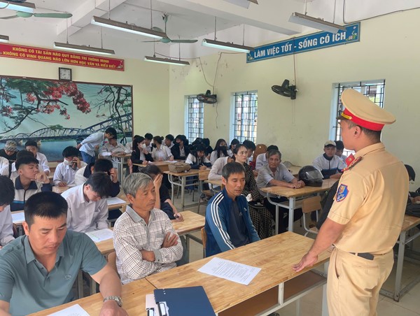 Công an huyện Mỹ Đức tăng cường xử lý học sinh vi phạm luật giao thông
