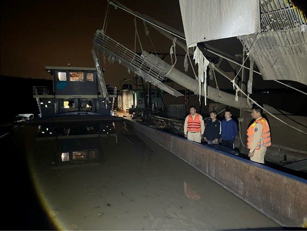 Bắt giữ 2 tàu khai thác cát trái phép trên Sông Hồng