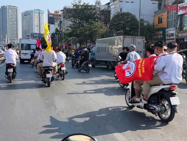 Xác minh nhóm học sinh đầu trần đi xe máy trên đường