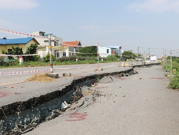 Sạt lở mái đê hữu Đáy, Hà Nội công bố tình huống khẩn cấp  