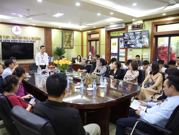 Phạt 10 phụ huynh vụ học sinh không đội mũ bảo hiểm vác cờ đi xe máy