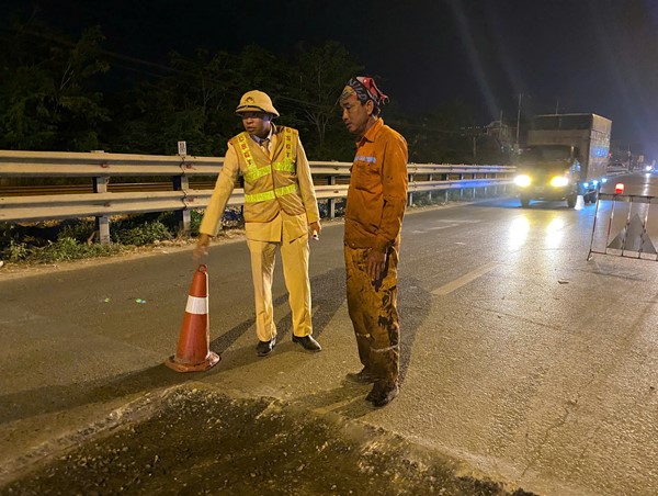 Chấn chỉnh nhà thầu sửa chữa đường ẩu ở Thường Tín