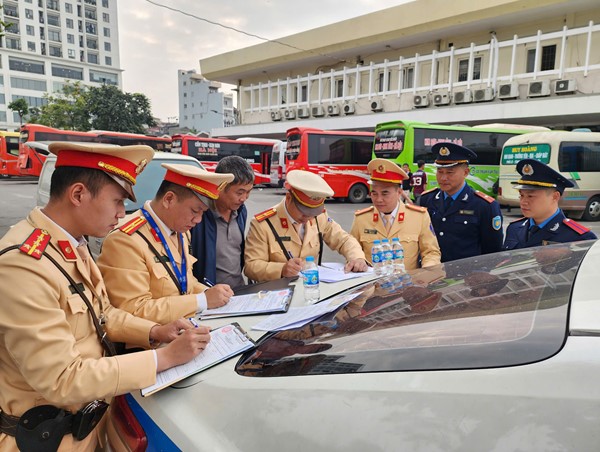 CSGT vào bến xử lý xe khách vi phạm qua dữ liệu camera giám sát hành trình