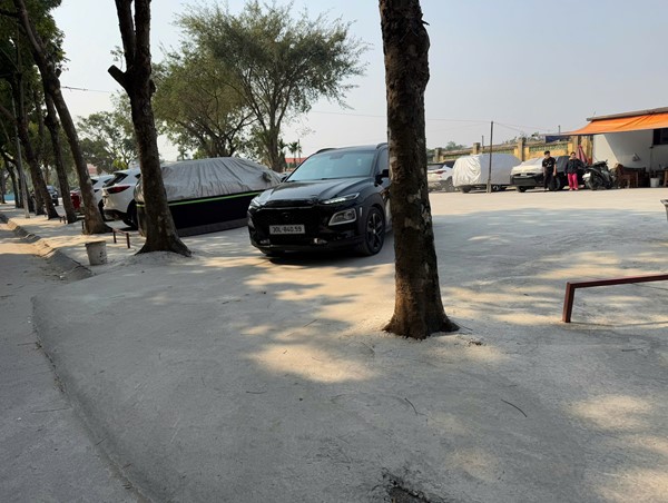 Tái diễn tình trạng trông xe trái phép trên đất công tại cổng nghĩa trang Xa La