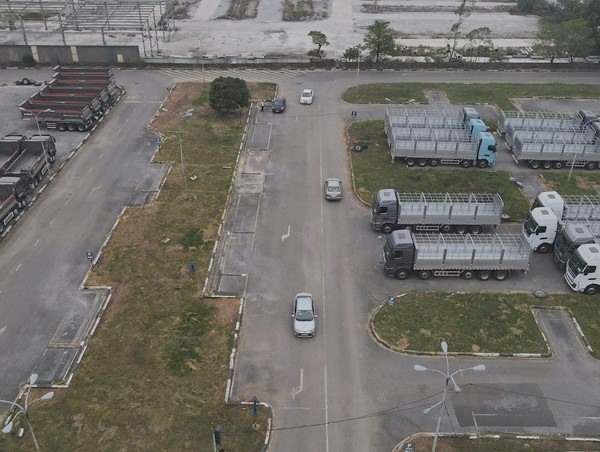 Tập lái chung sân với bãi xe đầu kéo: Nguy hiểm rình rập học viên