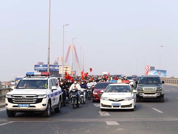 Bảo đảm an toàn giao thông cho đội tuyển bóng đá Việt Nam về Thủ đô