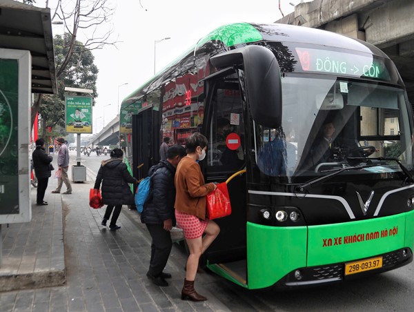 Người dân hào hứng sử dụng tuyến xe buýt điện mới