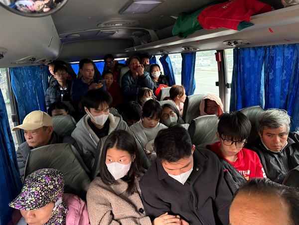 Cảnh sát giao thông xử lý nhà xe nhồi nhét khách sau Tết