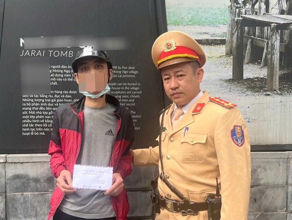 Bắt giữ người đàn ông tàng trữ ma tuý bỏ chạy khi thấy CSGT