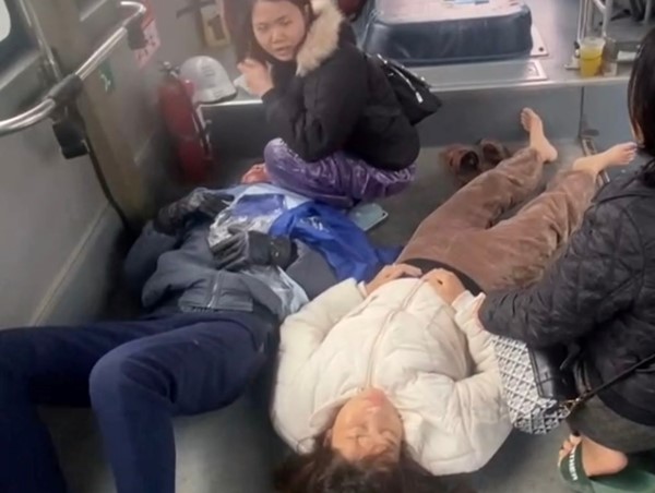 Nhân viên xe buýt đưa người tai nạn dọc đường đi cấp cứu kịp thời  ​