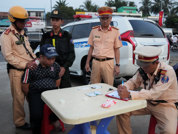 Lực lượng Cảnh sát giao thông bắt quả tang đối tượng tàng trữ ma túy