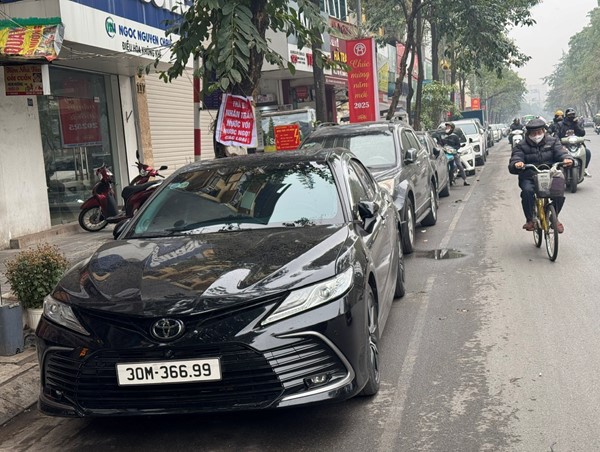 Kiến nghị di dời bãi đỗ xe trên phố Thanh Nhàn