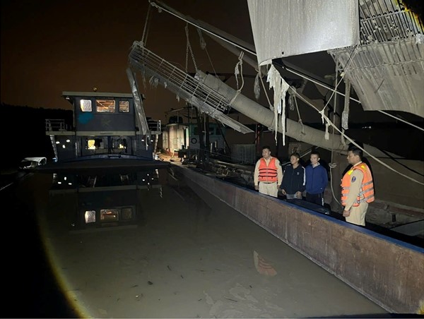 Bắt giữ 3 tàu khai thác cát trộm trên sông Hồng 