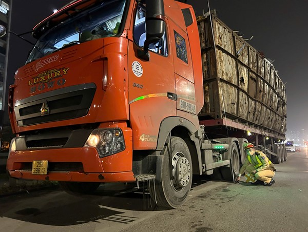 Xử phạt xe container "biến dạng", chở hàng quá khổ