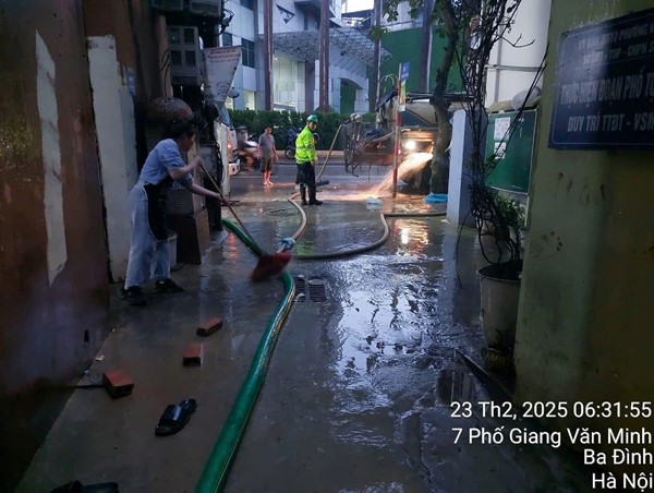 Hà Nội: Chất phụ gia ngừng phun trào lên ngõ 7 Giang Văn Minh