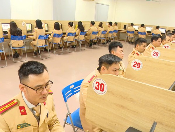Cảnh sát giao thông chuẩn bị thực hiện cấp, đổi giấy phép lái xe