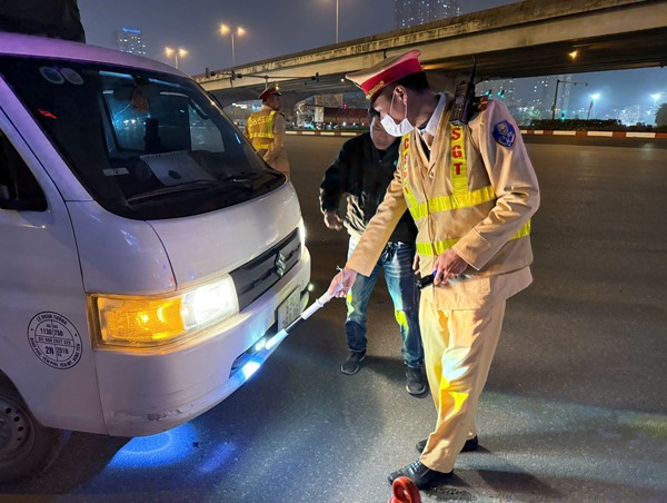 Xử lý nhiều ô tô độ, chế đèn còi nghênh ngang diễu phố